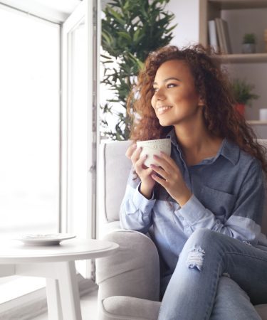 Colț de relaxare cu mobilier minimalist din lemn natural și textile moi – design care inspiră calm și echilibru