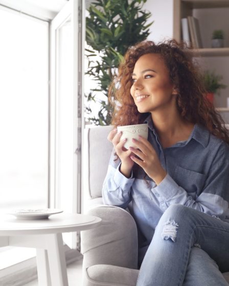 Colț de relaxare cu mobilier minimalist din lemn natural și textile moi – design care inspiră calm și echilibru