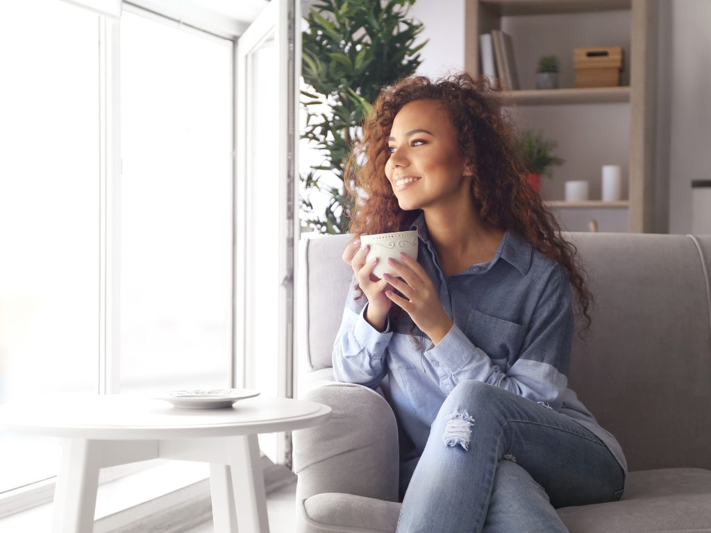 Colț de relaxare cu mobilier minimalist din lemn natural și textile moi – design care inspiră calm și echilibru